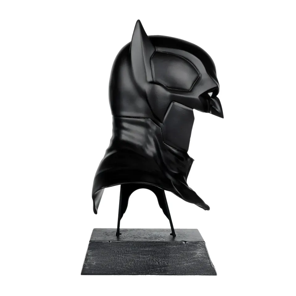 McFarlane Toys Batman (Batman: Noël) Mini-Replica de Máscara 1/3 – 23 cm - Image 2