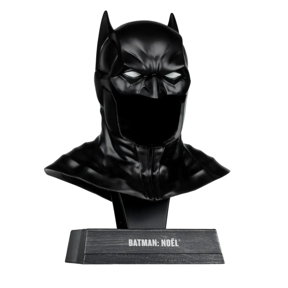 McFarlane Toys Batman (Batman: Noël) Mini-Replica de Máscara 1/3 – 23 cm - Image 1