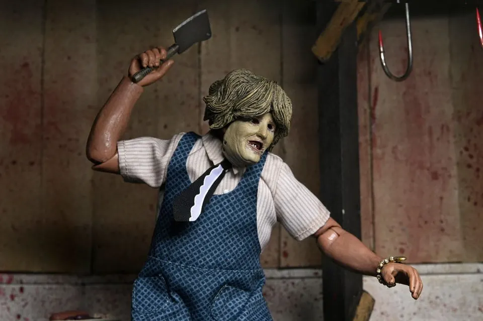 NECA Leatherface Old Lady Mask Clothed Action Figure – 20 cm - Image 7