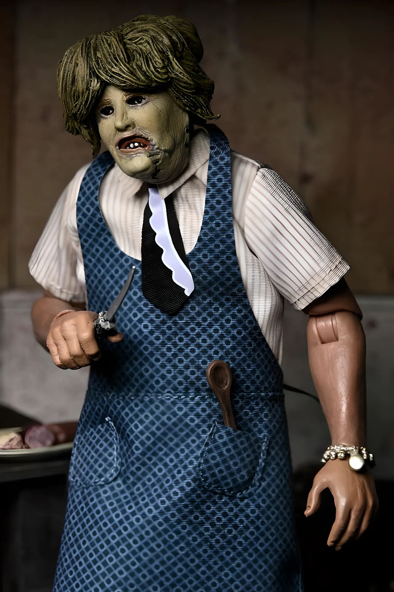 NECA Leatherface Old Lady Mask Clothed Action Figure – 20 cm - Image 4