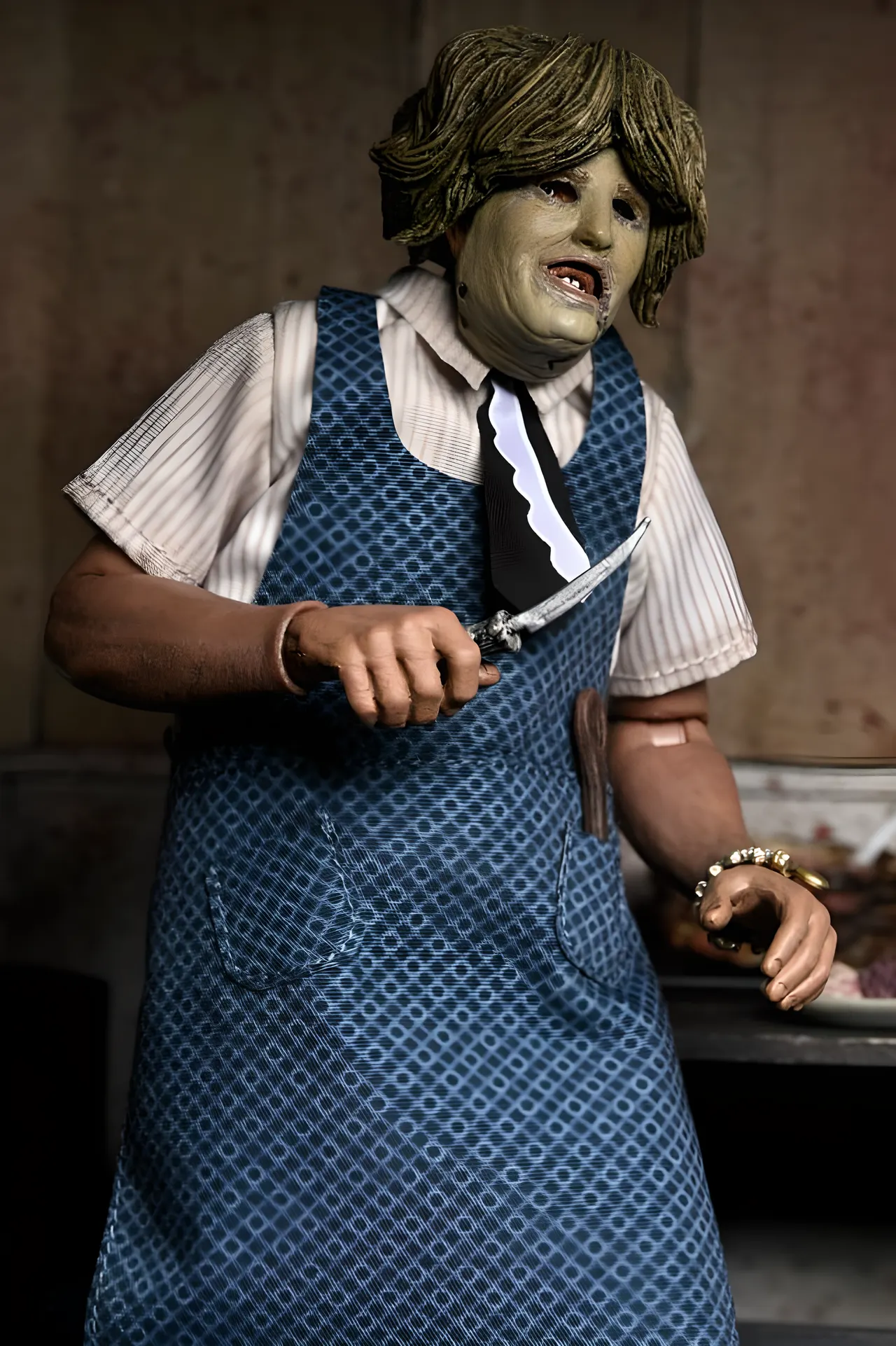 NECA Leatherface Old Lady Mask Clothed Action Figure – 20 cm - Image 5