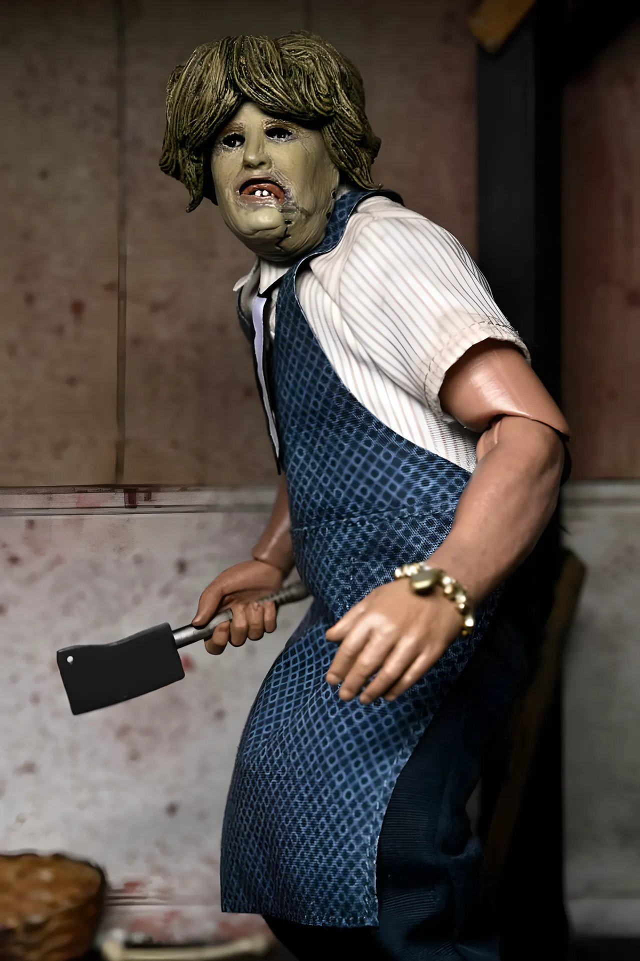 NECA Leatherface Old Lady Mask Clothed Action Figure – 20 cm - Image 11