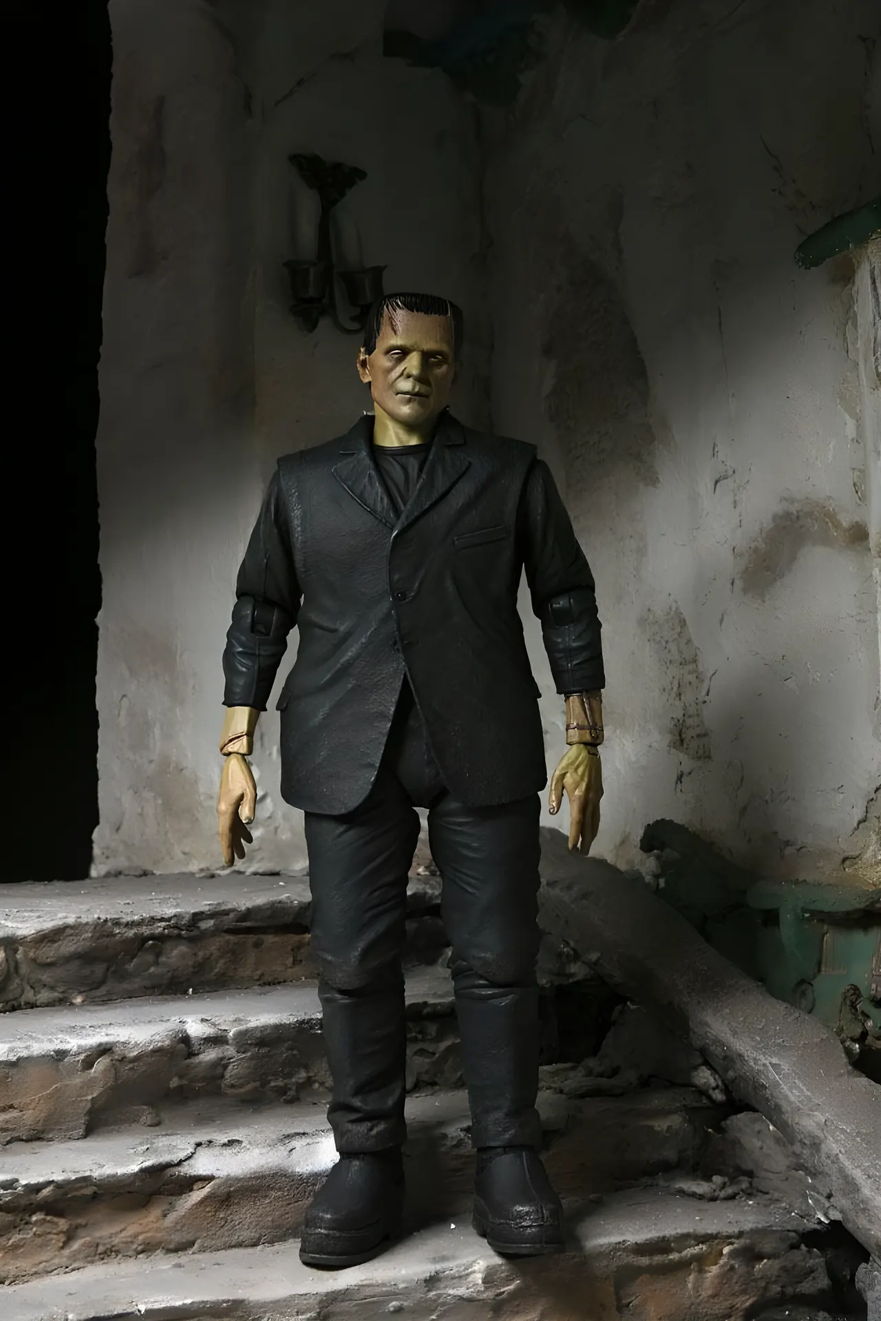 NECA Ultimate Frankenstein's Monster 7\" Figure – Universal Monsters - Image 11