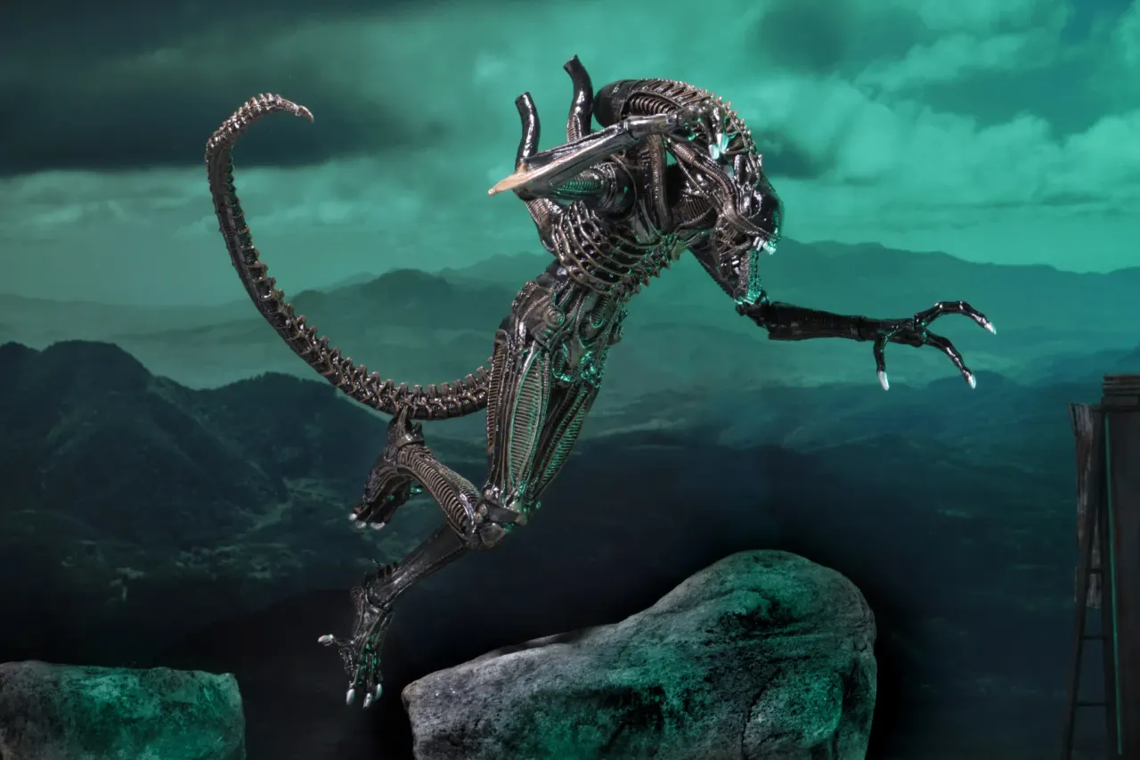 NECA Alien Xenomorph Warrior Ultimate Figure – 7" Scale Brown - Image 6