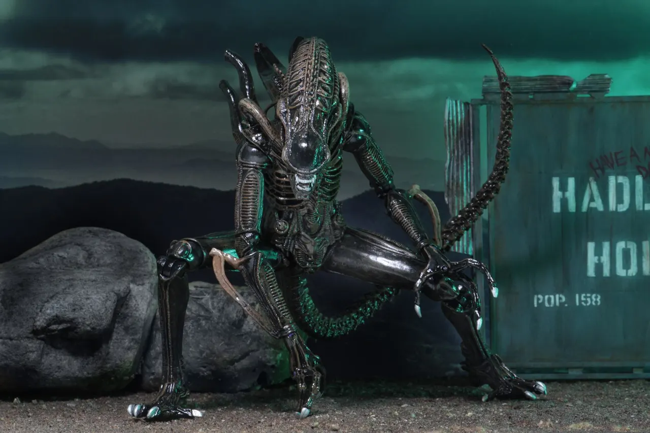NECA Alien Xenomorph Warrior Ultimate Figure – 7" Scale Brown - Image 3