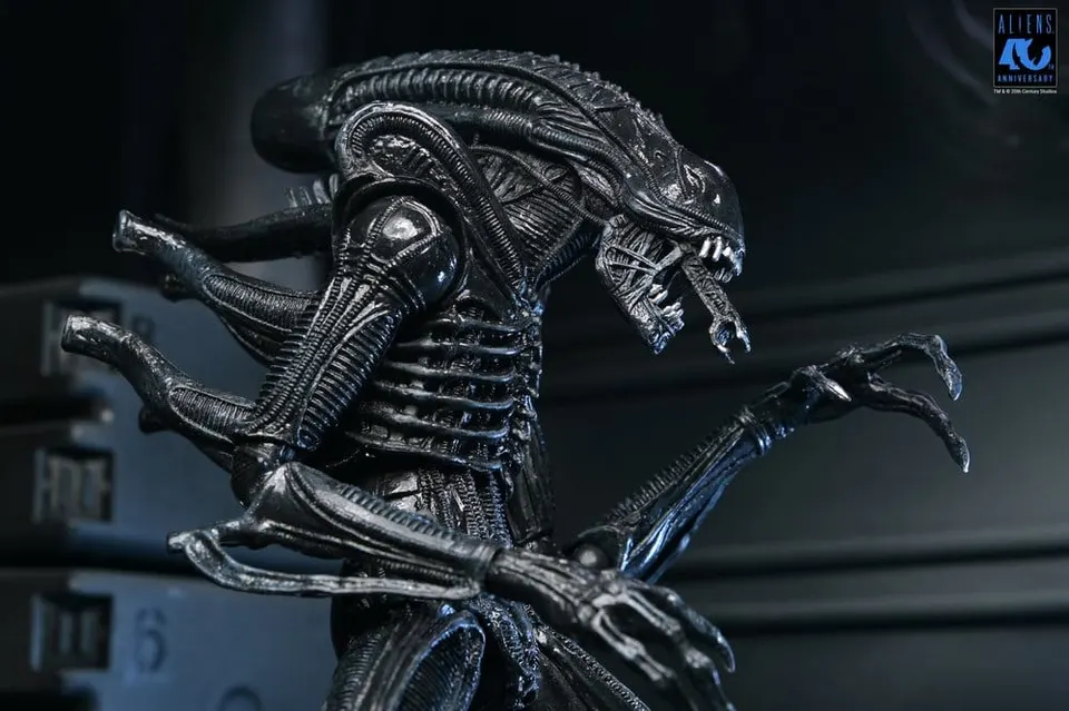 NECA Aliens Ultimate Action Figure – Xenomorph Warrior (40th Anniversary, 23 cm) - Image 3