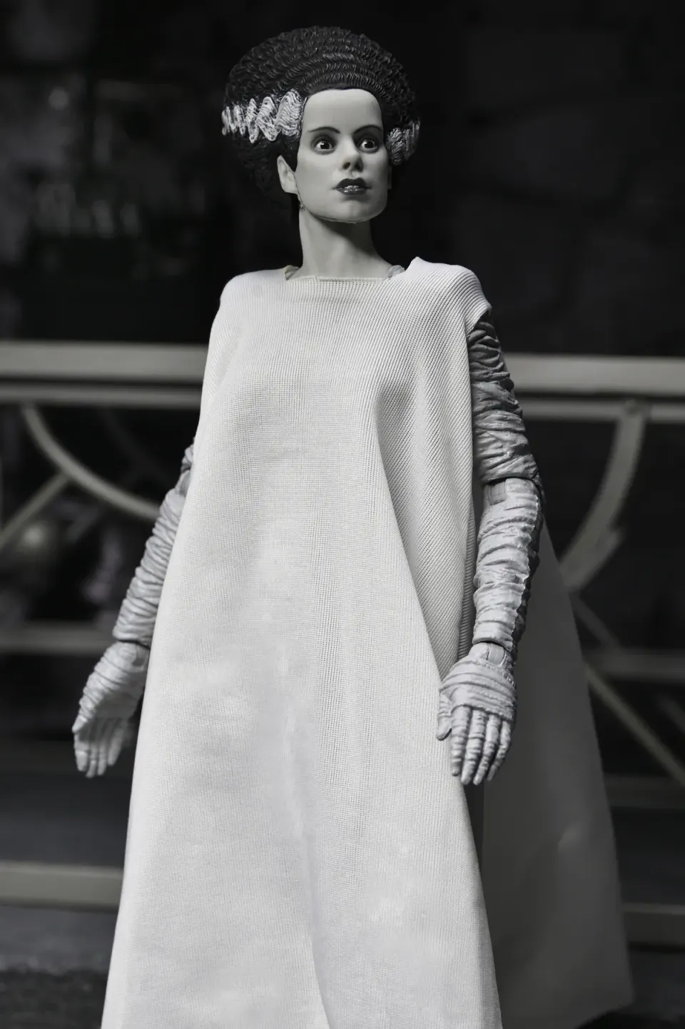 NECA Universal Monsters 7" Novia de Frankenstein 2-Pack B&W - Image 4