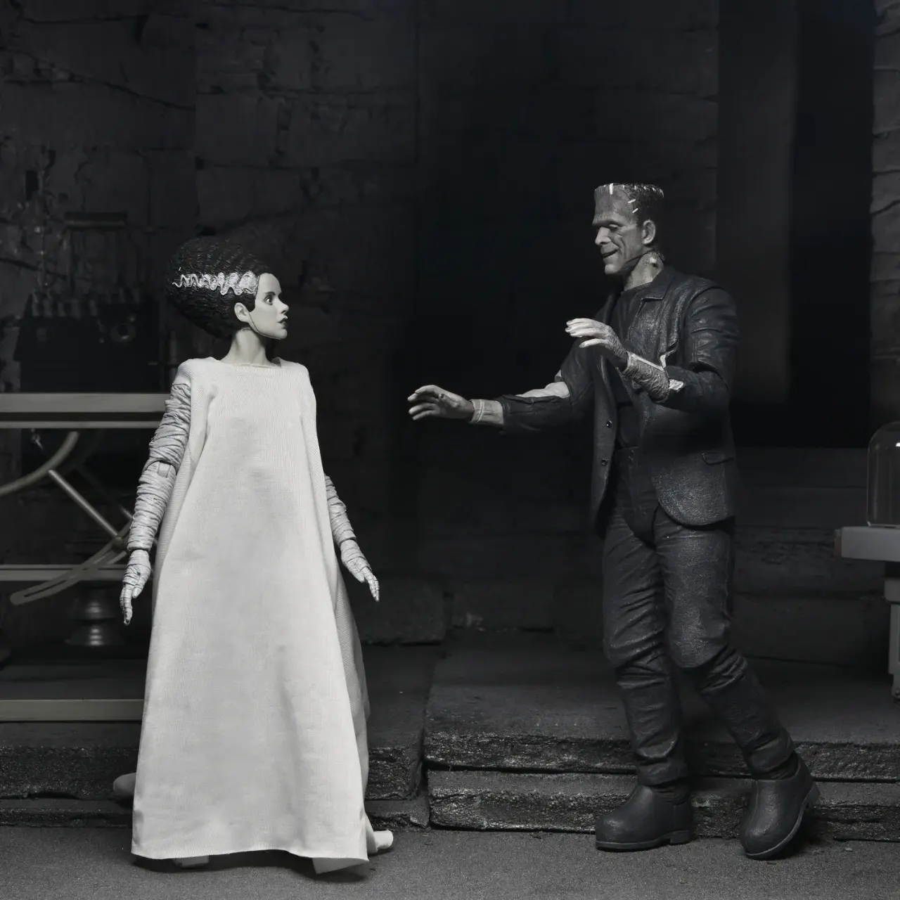NECA Universal Monsters 7" Novia de Frankenstein 2-Pack B&W - Image 7