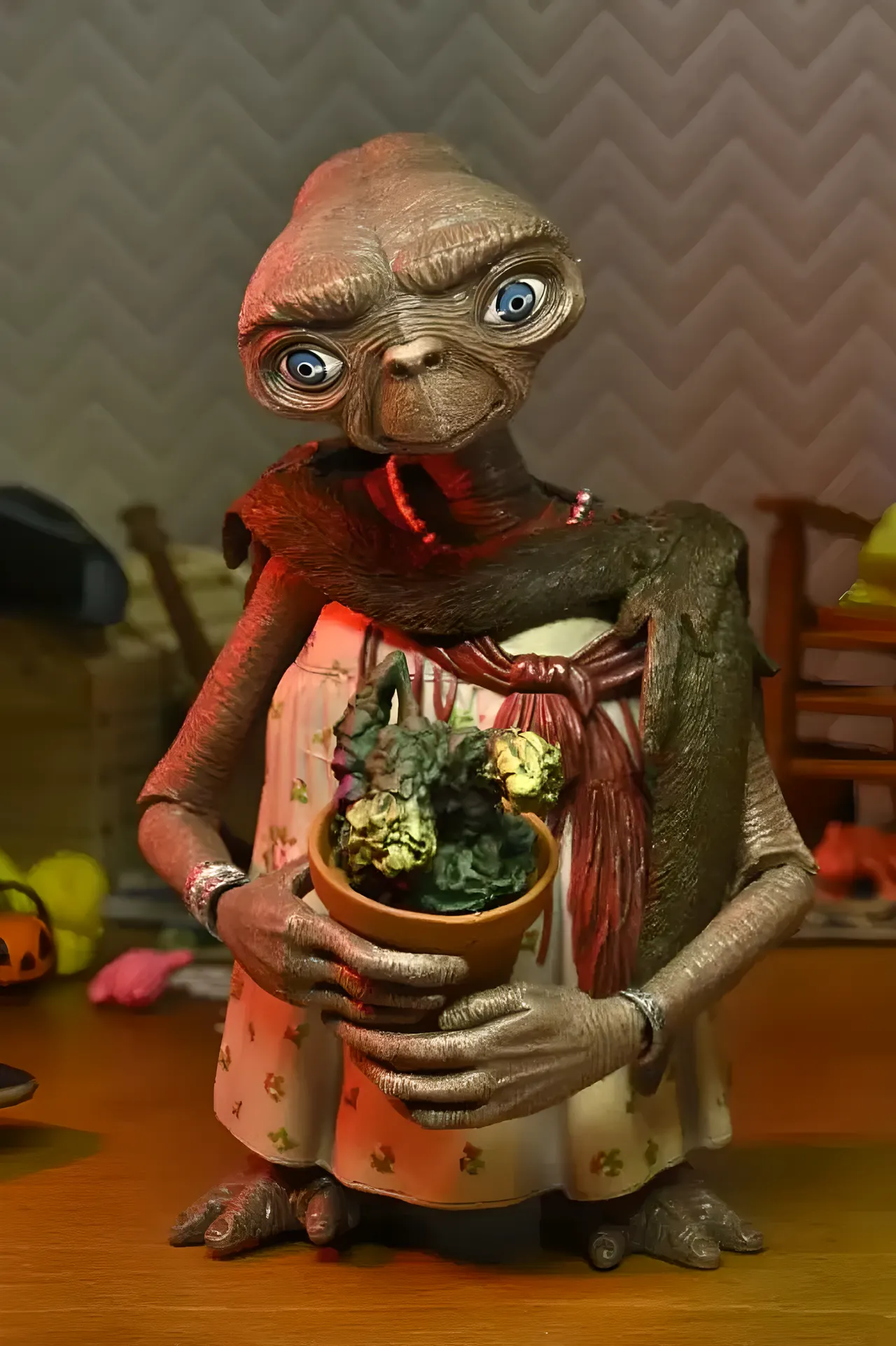 NECA E.T. 40th Anniversary Ultimate Dress‑Up Figure - Image 3