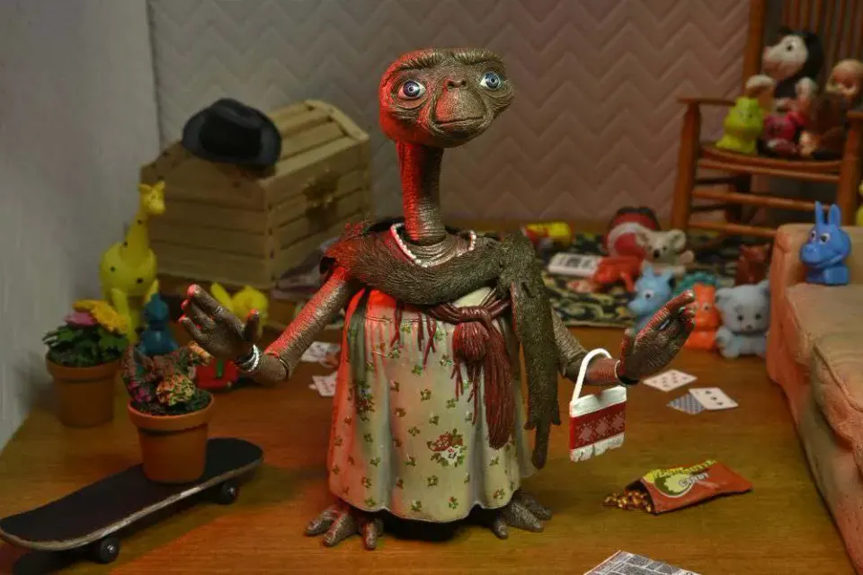 NECA E.T. 40th Anniversary Ultimate Dress‑Up Figure - Image 5
