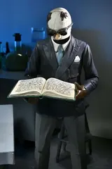 NECA Universal Monsters Ultimate Invisible Man – Kemp House Color - Thumbnail 4